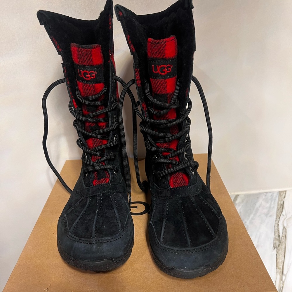 Boys UGG’s Winter Boots Size 6, Black with Red Plaid